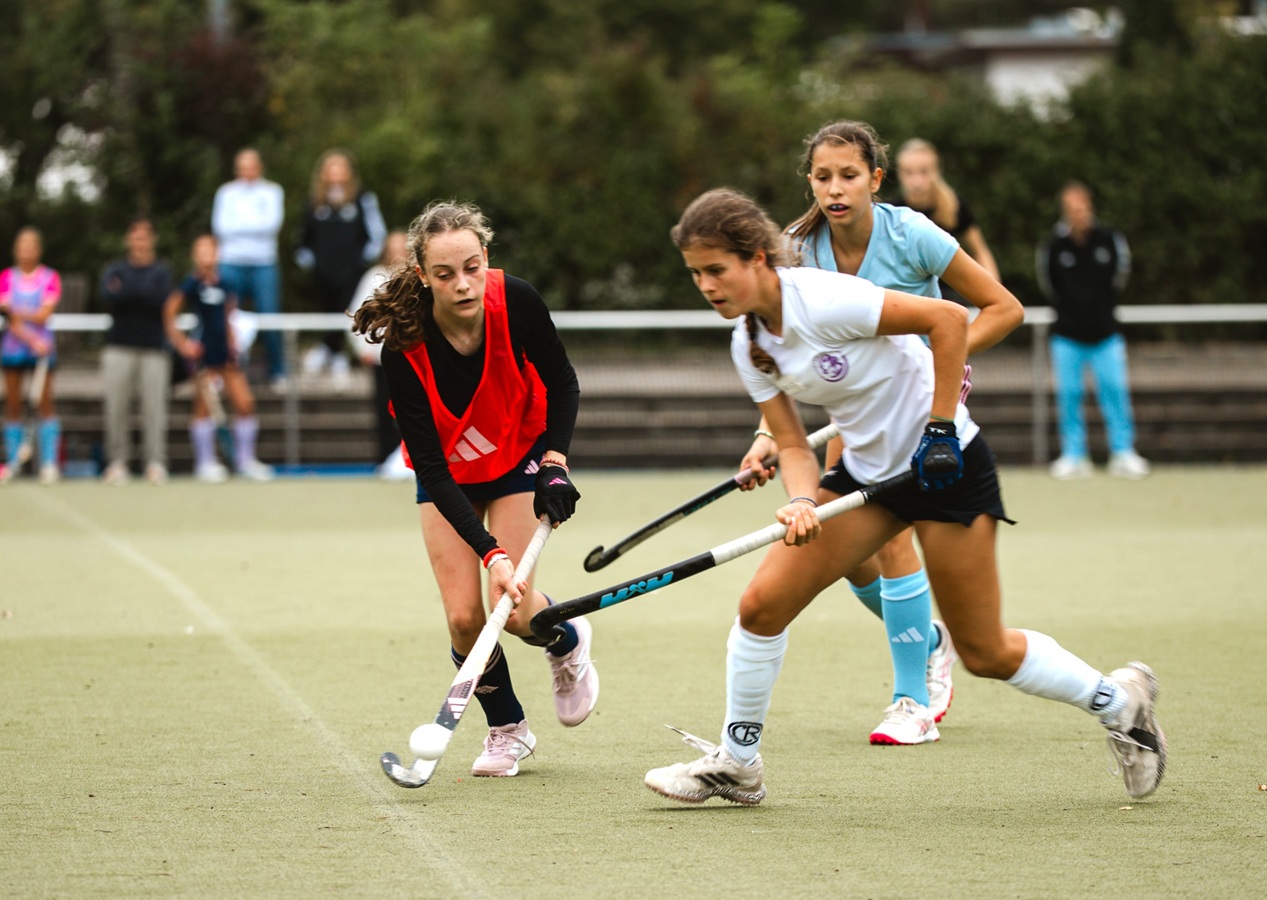 Spielen mit hohem Tempo und hoher Intensität - das wollten die Beobachter von den 90 teilnehmenden Mädchen und 72 Jungen beim Herbstpokal 2026 in Berlin sehen. Foto: V.Kock