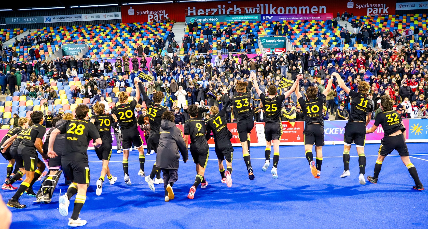 Große Stimmung im großen Stadion. Die "Hockey Youth Finals" sorgten im Mönchengladbacher Hockeypark für viele Emotionen. Hier feiern die MU18-Meister des Harvestehuder THC mit ihren Fans. Vier Meister wurden im Hockeypark ausgespielt (und alle Finals live im Fernsehen übertragen), zwei Konkurrenzen fanden in Krefeld statt. Der Wunsch nach Fortführung dieses gelungenen Pilotprojekts kam schnell auf. Foto: Breithaupt