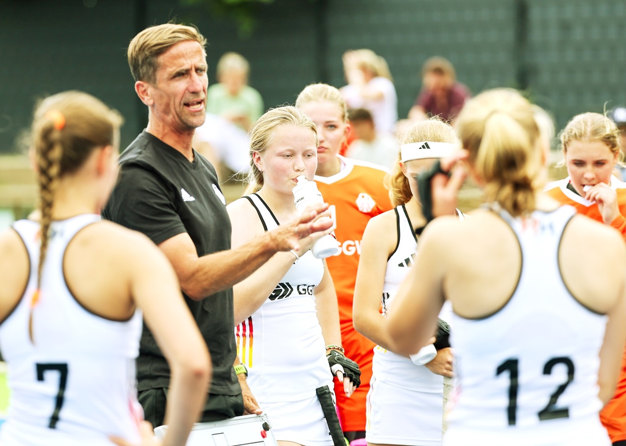 Markus Lonnes mit seinen Schützlingen der weiblichen U16-Nationalmannschaft. Ihr gemeinsames Jahr 2026 verlief äußerst erfolgreich. In 17 Spielen blieben Mannschaft und Coach bei 14 Siegen und drei Unentschieden unbesiegt. Ob es für den neuen Danas-Cheftrainer mit der deutschen Damen-Nationalmannschaft ähnlich gut läuft, wird sich zeigen, wenn der 50-Jährige Mitte Oktober seinen neuen Job angetreten hat. Foto: Breithaupt